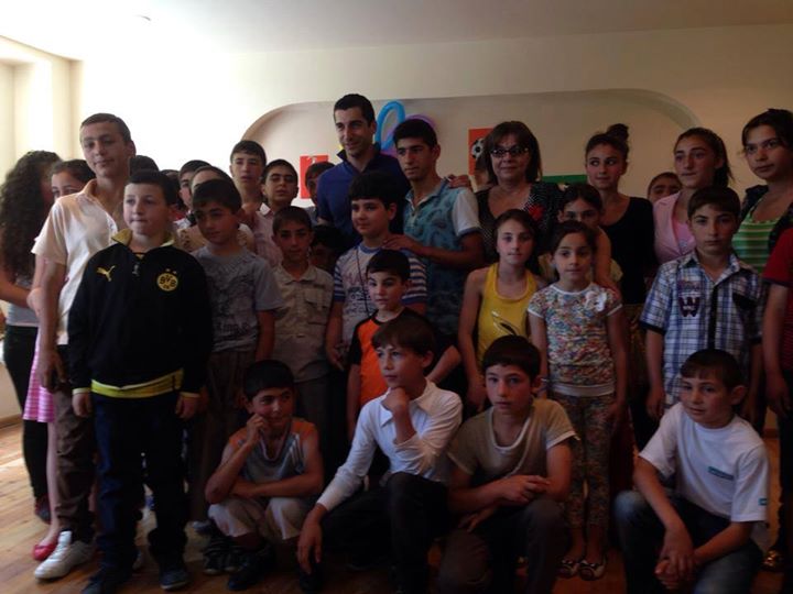 Δίπλα τους στα δύσκολα