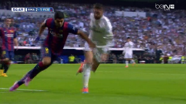 Πιάστηκε από τα… καρύδια του Ράμος ο Σουάρεζ! (vid)