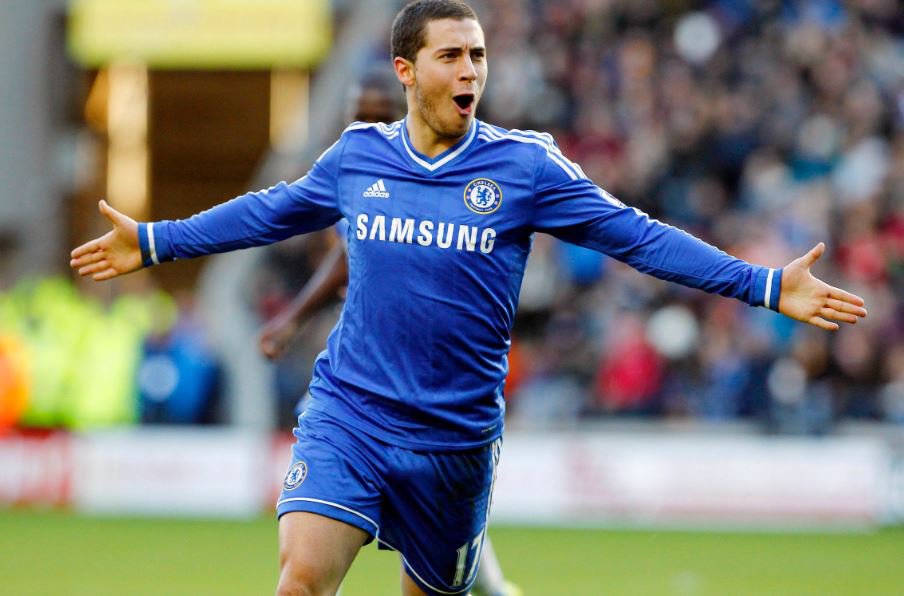 Με το στυλό στο χέρι ο Αζάρ!