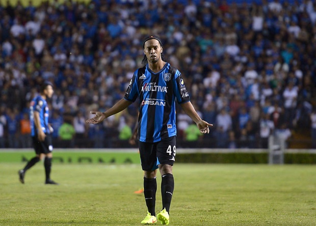 “Κολλημένος” με τον Ροναλντίνιο! (vid)