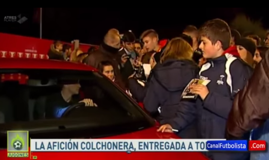 Τρέλα για ένα αυτόγραφο του Τόρες! (vid)