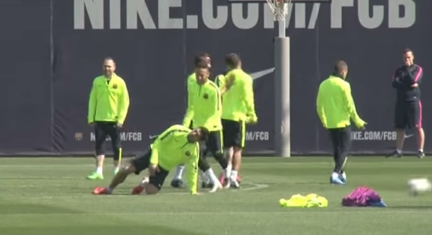 Η… κλωτσιά του Νεϊμάρ στον Σουάρεζ! (vid)