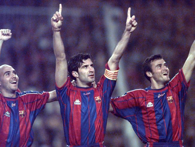 Φοράει τη φανέλα της “Μπάρτσα” ο Φίγκο