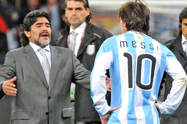 Στο πλευρό της «αλμπισελέστε» ο Μαραντόνα!