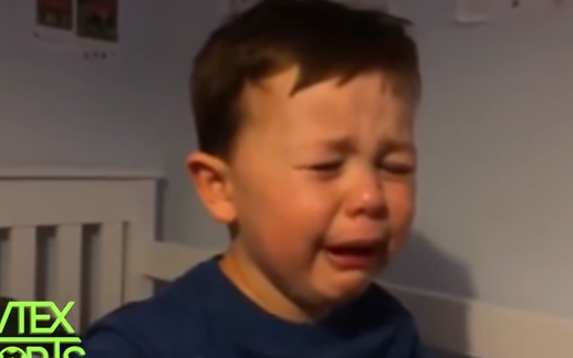 Πιτσιρικάς σπαράζει για τον Φαν Πέρσι! (vid)