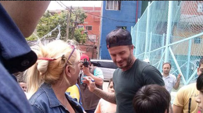 Παίζει μπάλα στους δρόμους της Αργεντινής ο Μπέκαμ (pics)