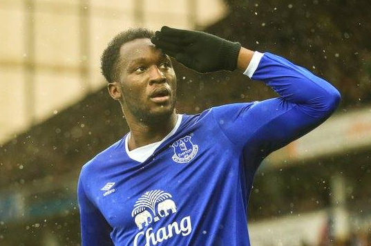 O πατέρας Λουκάκου υπονόησε μεταγραφή