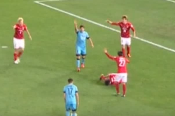 Σοκαριστικός τραυματισμός στο Μπαρτσελόνα-Γκουανγκζού (vid)