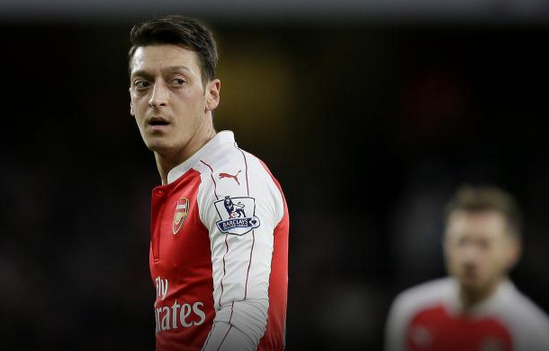 Διαψεύδει τις φήμες περί αποχώρησης ο Οζίλ