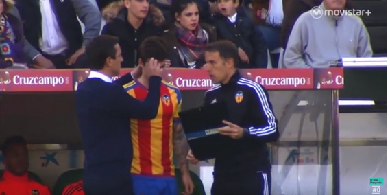 Νέβιλ αν δεν μπορείς γίνε… κομμωτής