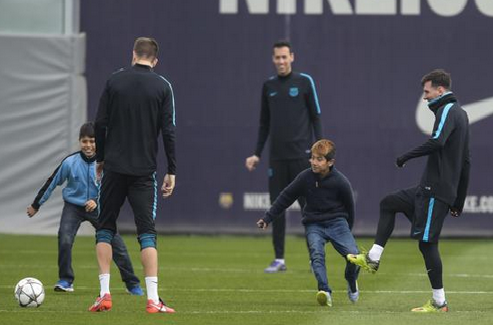 “Ντου” από πιτσιρικάδες στην προπόνηση της Μπαρτσελόνα (vid)