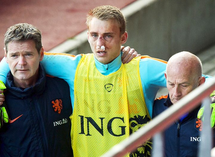 Ο Χούντελαρ έσπασε τη μύτη του Σίλεσεν(vid)