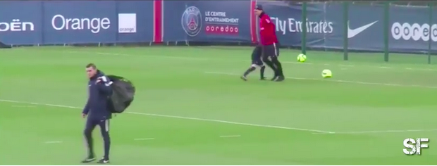 Μαθαίνει… μπαλίτσα στα παιδιά του ο Ζλάταν (vid)