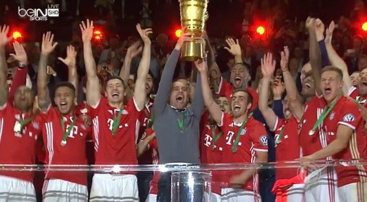 Με το… ζόρι σήκωσε την κούπα ο Γκουαρντιόλα (vid)