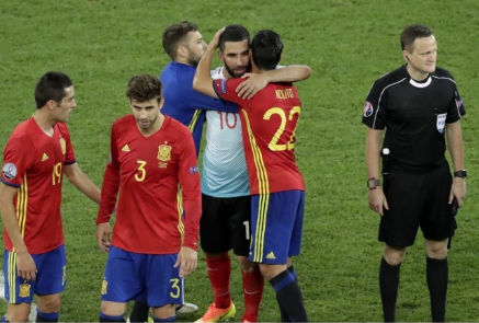 Οι συμπαίκτες του στη Μπαρτσελόνα τον παρηγόρησαν (pic)