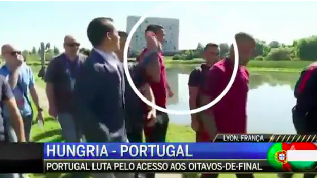 Πέταξε μικρόφωνο δημοσιογράφου ο Κριστιάνο! (vid)