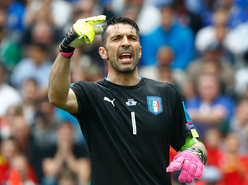 Πήρε το “σκαλπ” του Μπουφόν ο Ποντόλσκι! (pic)