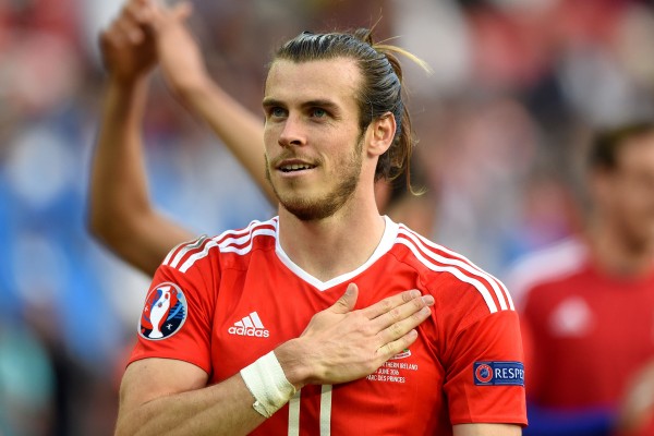 “Πλήρωσε” την πρόταση γάμου ο Μπέιλ (pics)