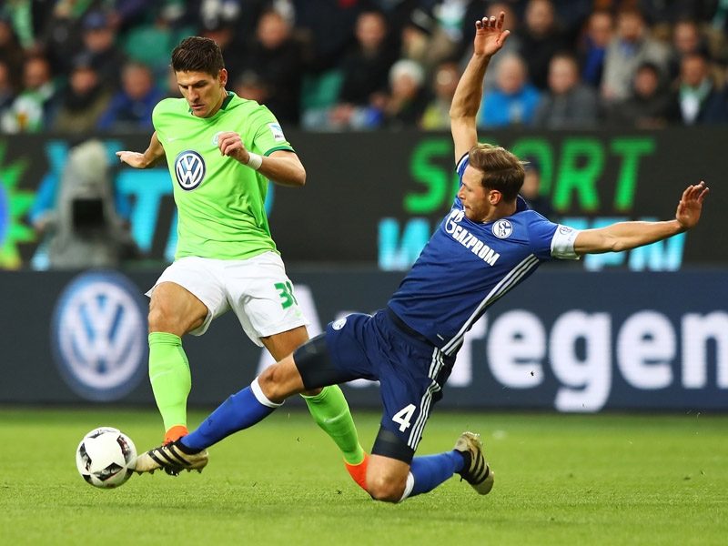 Σε αντίθετη τροχιά