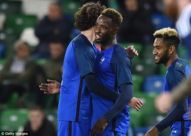 Βγάζει… μάτια και με τη Γαλλία ο Ντεμπελέ! (vids)