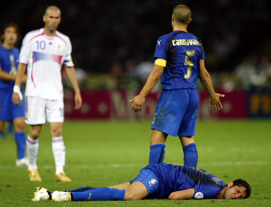 O Mατεράτσι απέδωσε φόρο τιμής στην περίφημη κουτουλιά του Ζιντάν (pic)