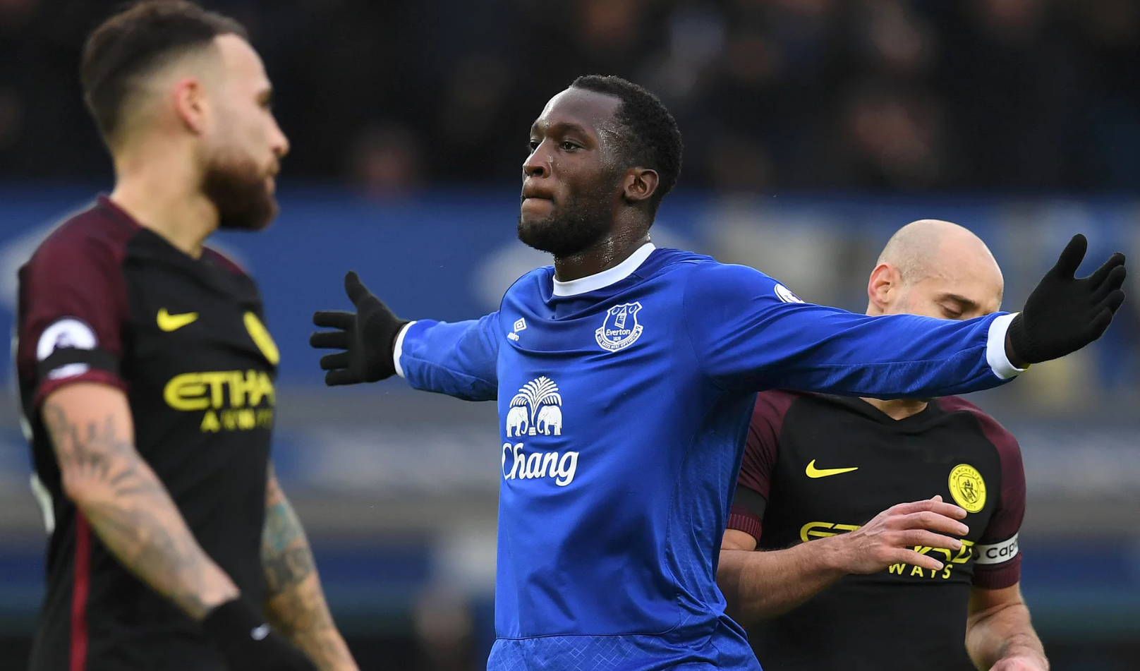 Oι “πολίτες” πνίγηκαν από τα “ζαχαρωτά” (vid)