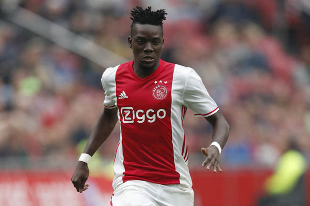 Πιτσιρικάς της Τσέλσι “οργιάζει” μακριά της! (vid)