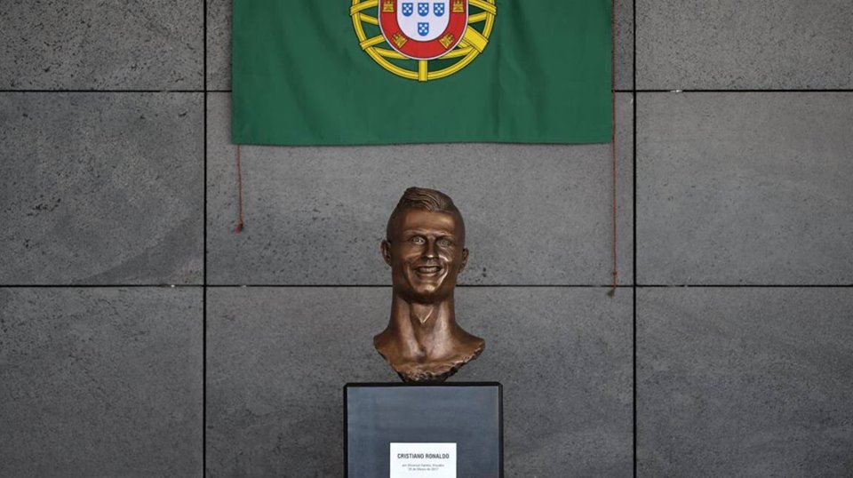 Μας κάνει… πλάκα ο τύπος που έφτιαξε τη προτομή του Κριστιάνο!