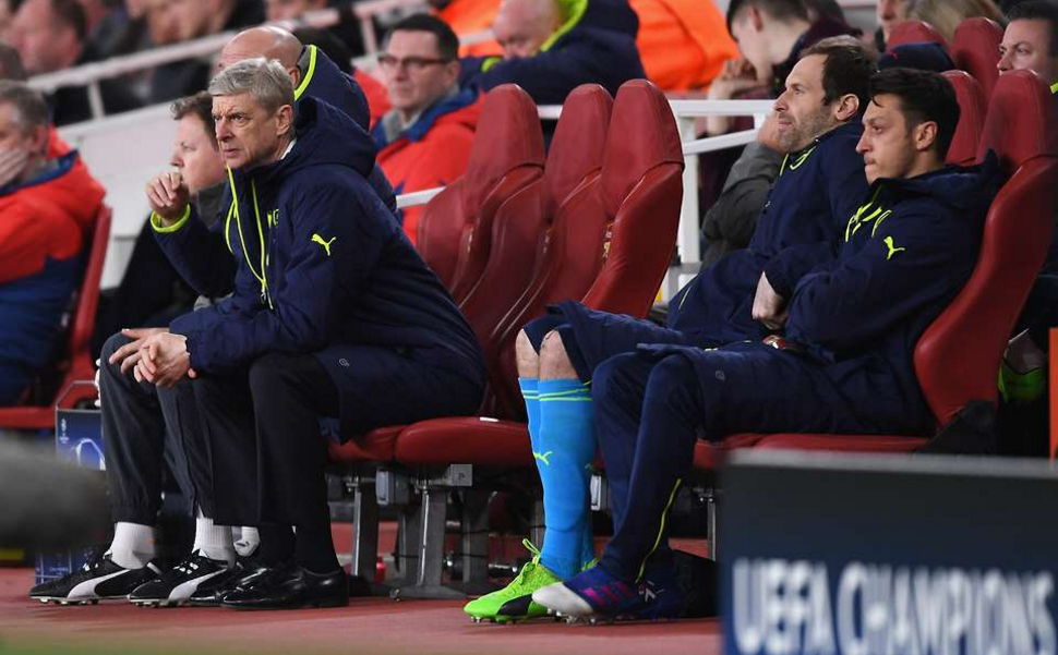 “Βράζει” με τον Οζίλ ο Βενγκέρ