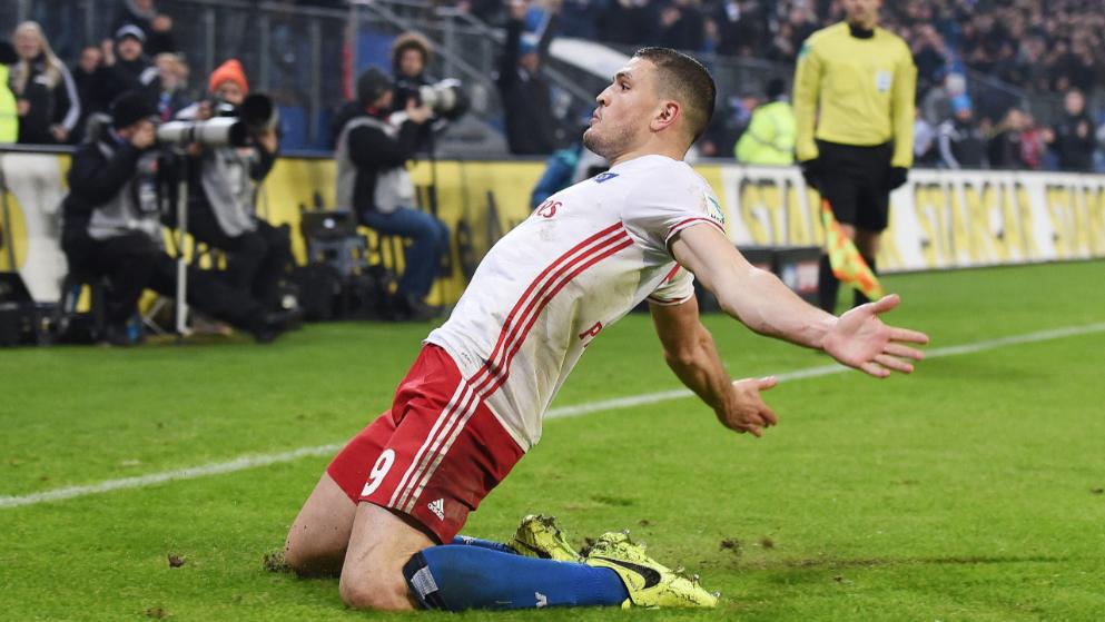 Τα…πέταξε όλα στους πανηγυρισμούς ο Παπαδόπουλος!