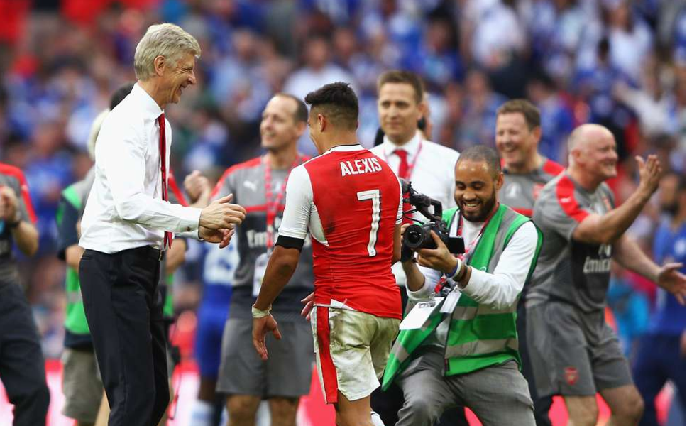 H γλυκιά στιγμή του Σάντσεζ με τον Βενγκέρ (vid)