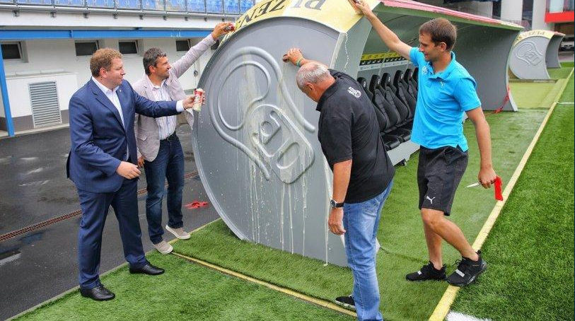 Η Πλζεν έφτιαξε πάγκους σε σχήμα μπύρας!