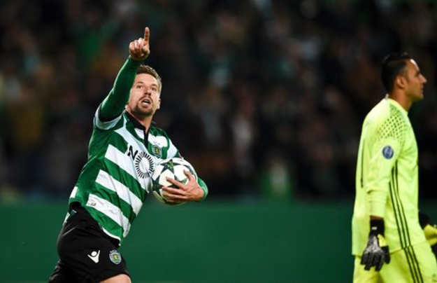 Κοιτάζει Αντριέν Σίλβα η Λέστερ