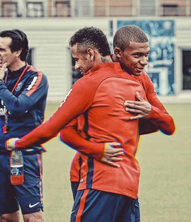 Αγκαλιά οι νέοι σταρ της Παρί (pic)