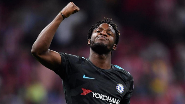 Ντύθηκε σούπερ ήρωας ο Μπατσουαγί (pic)