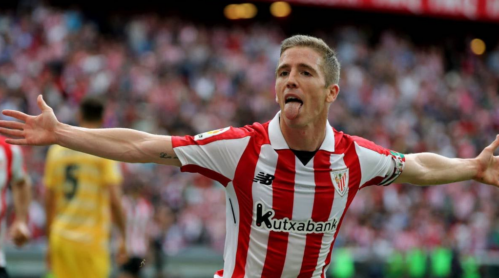 Και πως να “γκελάρει” με τέτοιο… σερβιτόρο;