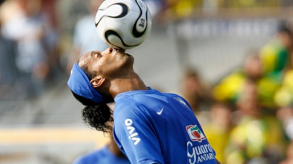 O Ροναλντίνιο κι αν γεράσει, «σακούλες» θα μοιράσει (vid)