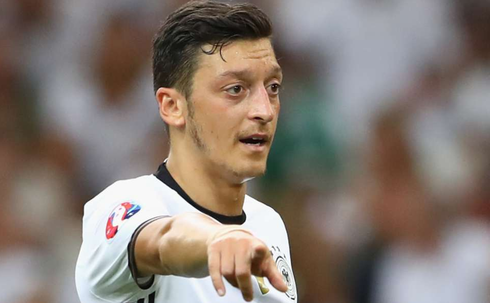 Δε πίστευαν στα μάτια τους με αυτό που έκανε ο Οζίλ (vid)