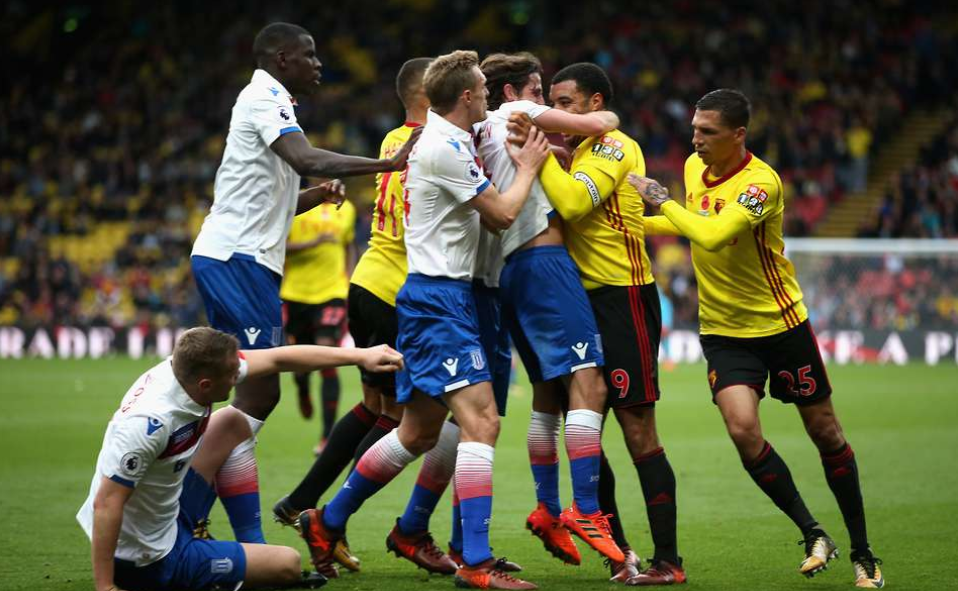 Και, όμως, τη γλύτωσε χωρίς κόκκινη ο Ντίνι (vid)