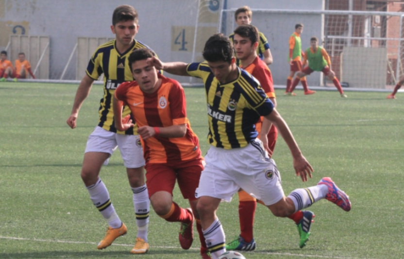 Αδιανόητο τάκλιν σε αγώνα Φενέρ-Γαλατά u17 (vid)