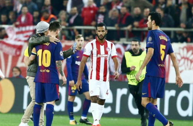 «Τρέλα» των οπαδών του Ολυμπιακού με τον Μέσι (pics)