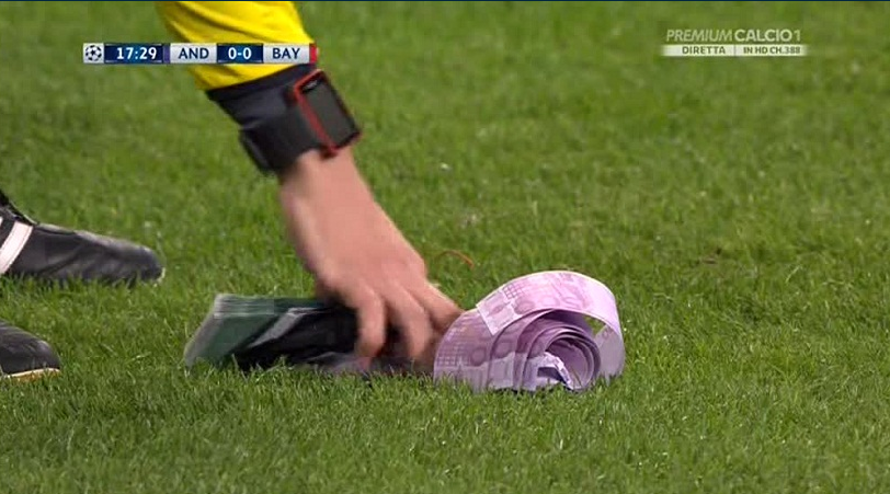 Φίλοι της Μπάγερν πέταξαν πλαστά 100ευρα (vid)