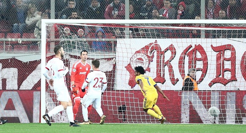 Έπεσε αμαχητί ο Ολυμπιακός (vid)