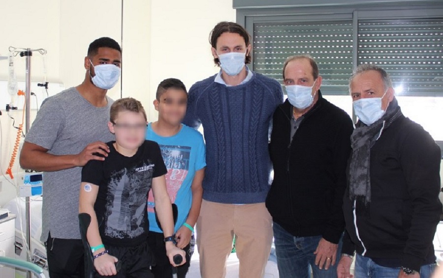 Ποδοσφαιριστές της Σεντ Ετιέν στο πλευρό παιδιών που δίνουν μάχη με τον καρκίνο