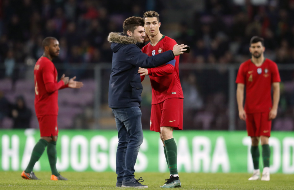 Εισβολέας προσπάθησε να φιλήσει τον Κριστιάνο (vid)