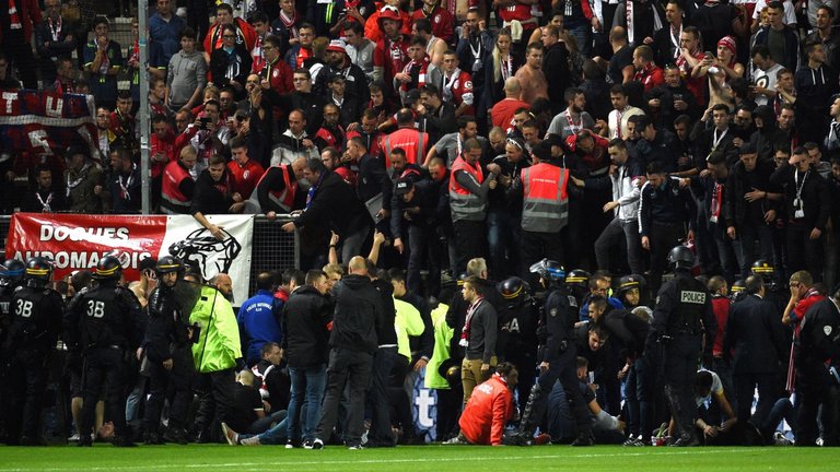 Έξαλλοι οπαδοί της Λιλ έκαναν “ντου” στους παίκτες (vid)