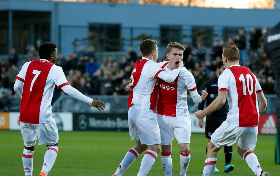 Μαγικό γκολ από τους μπόμπιρες του Άγιαξ (vid)