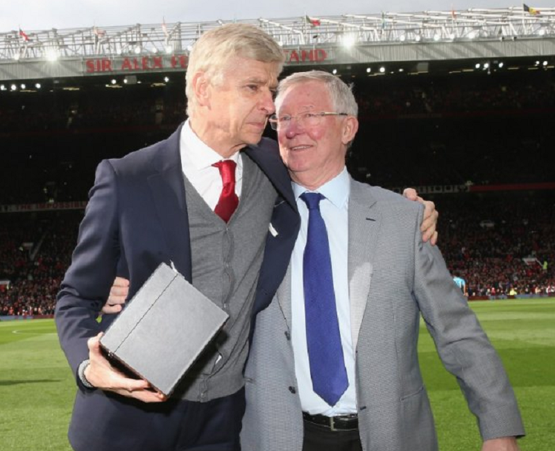 Πανέμορφη στιγμή: Ο Φέργκιουσον βράβευσε τον Βενγκέρ (pics)