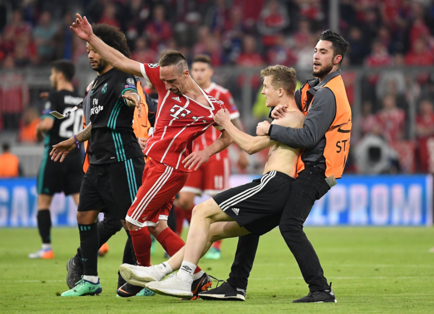 Οπαδοί εισέβαλαν στον αγωνιστικό χώρο της “Αλλιάνζ Αρίνα” (pics)