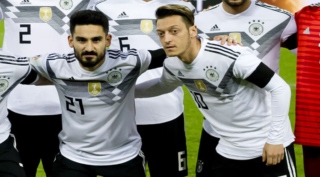 “Οζίλ και Γκουντογκάν θα έπρεπε να αποβληθούν από την Εθνική”